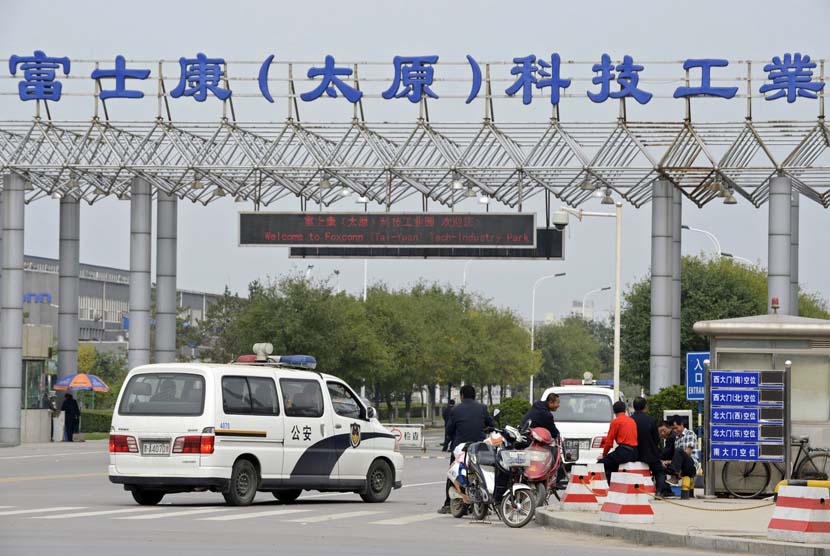  Kendaraan polisi diparkir depan pintu masuk pabrik Foxconn Tech-Industri Park di Taiyuan, provinsi Shanxi, Senin (24/9). (Reuters)