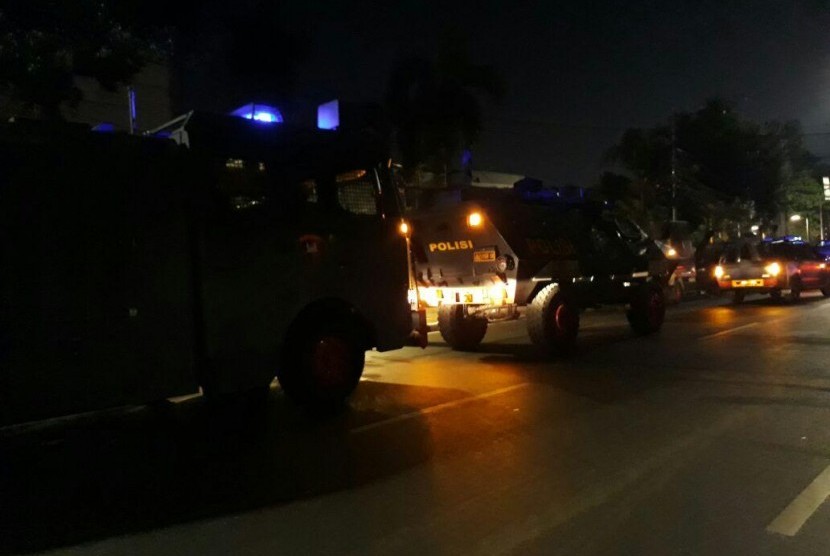 Kendaraan polisi meluncur di depan kantor YLBHI untuk membubarkan massa, Senin (18/9). 