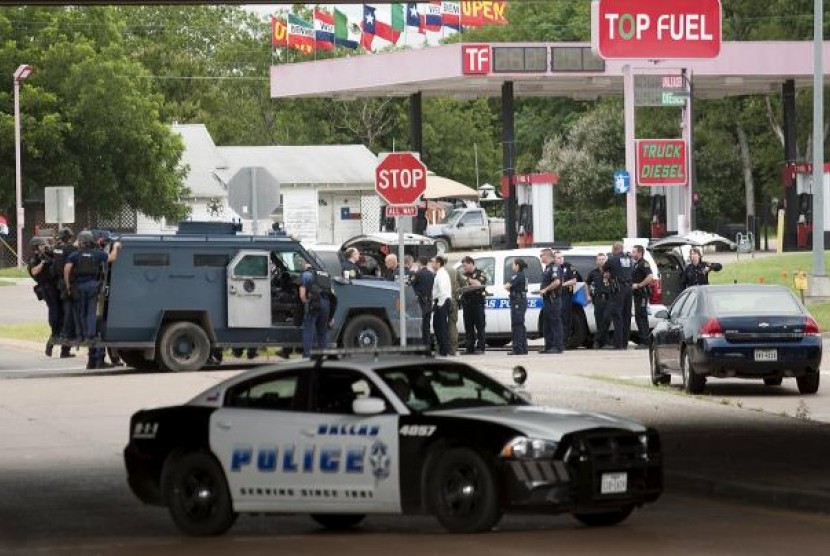 Kendaraan polisi terlihat di kota Hutchins, selatan Dallas dalam pengejaran dengan tersangka pembom kantor polisi Dallas, Sabtu (13/6).