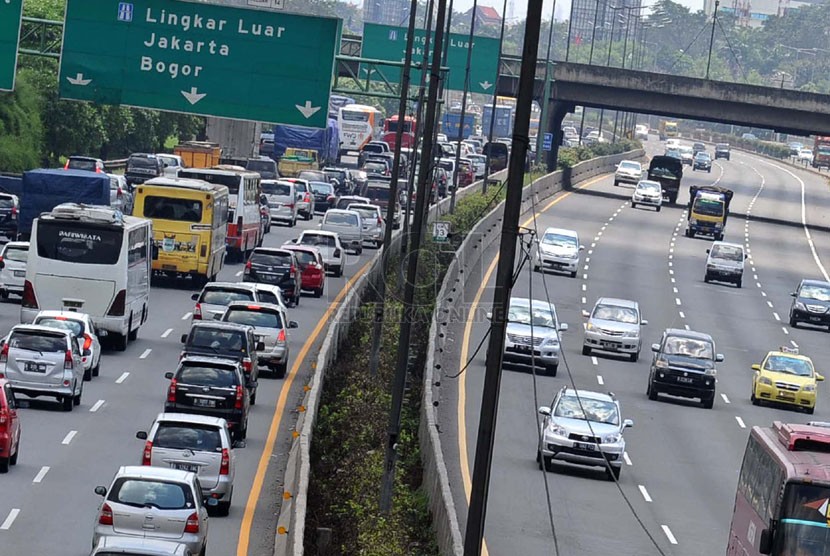 Kendaraan pribadi memadati jalan tol Jakarta-Cikampek km-13, Bekasi, Jawa Barat, Senin (31/3). (Republika/Tahta Aidilla)