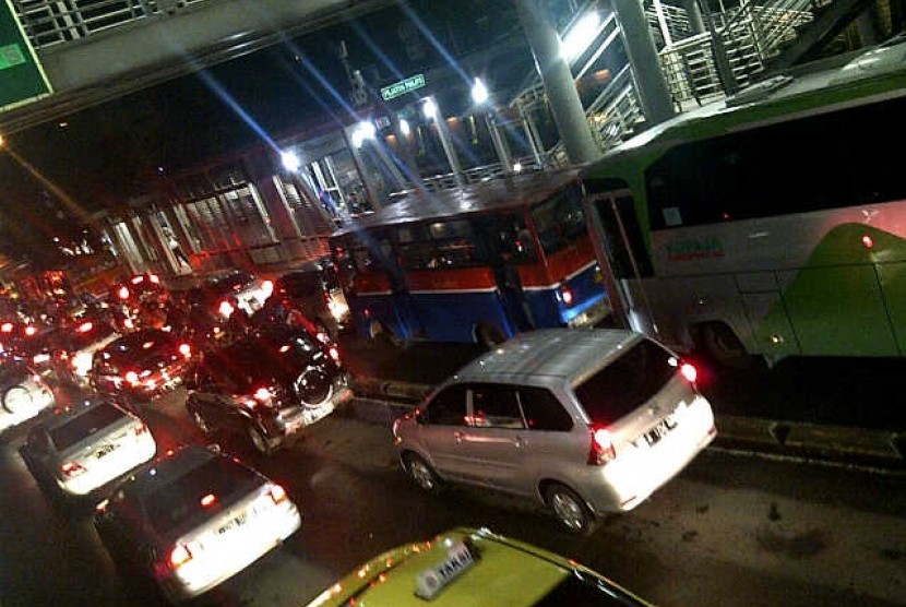 Kendaraan pribadi memasuki jalur Busway karena kemacetan setelah Jakarta diguyur hujan, Rabu (15/1)