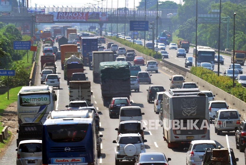 Kepadatan arus lalu lintas di ruas Tol Jakarta-Cikampek 
