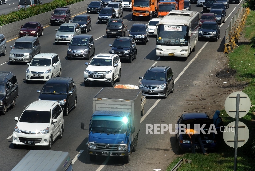  Kendaraan pribadi mendominasi lalu lintas Tol Jakarta-Cikampek Km 13, Bekasi, Jawa Barat, Jumat (25/3). (Republika/Tahta Aidilla)