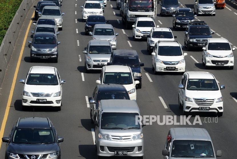  Kendaraan pribadi mendominasi lalu lintas Tol Jakarta-Cikampek Km 13, Bekasi, Jawa Barat, Jumat (25/3). (Republika/Tahta Aidilla)