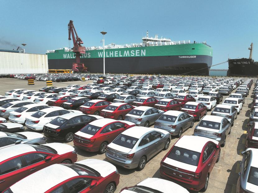Kendaraan produksi China yang akan diekspor menunggu pemuatan di Pelabuhan Lianyungang Provinsi Jiangsu, China  pada bulan Juni.