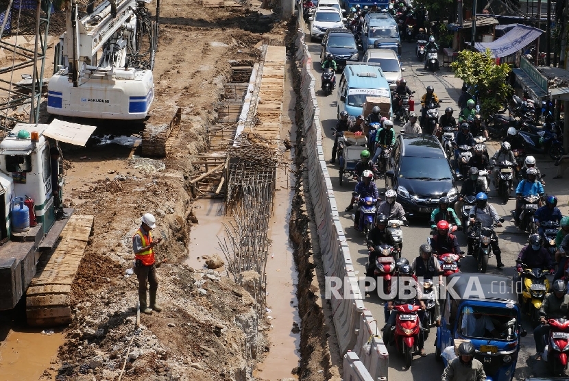 Jalan Matraman Jakarta mengecil karena pembangunan underpass Matraman - Salemba.