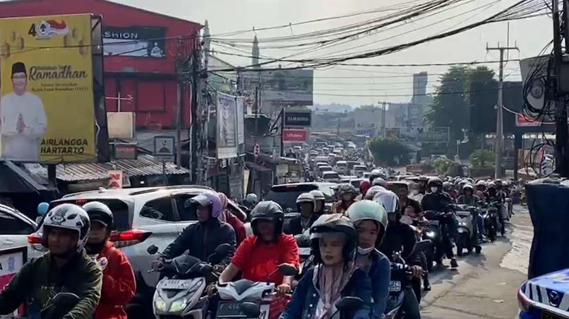 Kendaraan roda dua tampak mendominasi kepadatan di Kawasan Puncak, Bogor, Jawa Barat.