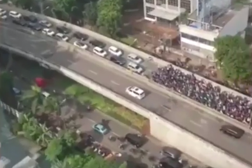 Kendaraan roda dua yang berhenti saat berada di atas JLNT Kasablanka, Jakarta Selatan karena ada razia kendaraan bermotor di depannya.