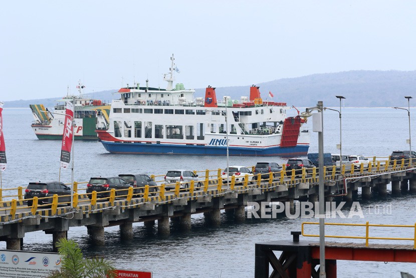 Kendaraan roda empat bersiap memasuki kapal di dermaga Pelabuhan Ketapang, Banyuwangi, Jawa Timur. 
