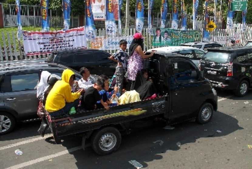 Kendaraan roda empat dan roda dua terjebak macet di jalur keluar pintu tol Jagorawi menuju puncak, Ciawi, Bogor, Jawa Barat.