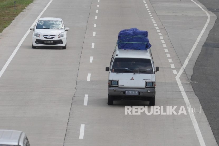 Kendaraan roda empat melintas di jalan Tol Cipali. ilustrasi