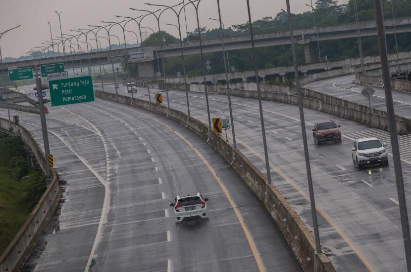 Kendaraan roda empat melintas di jalan tol Serang-Rangkasbitung di Lebak, Banten, Jumat (15/4/2022). 