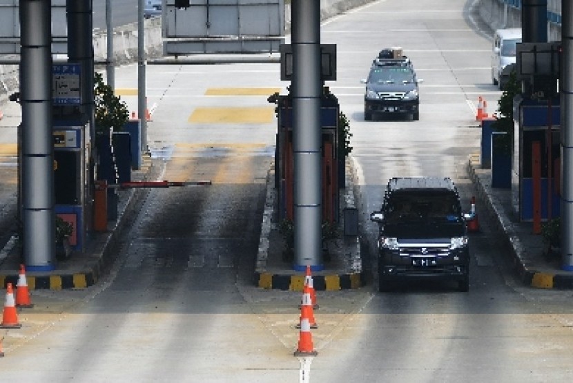 Kendaraan roda empat melintasi Gerbang Tol Cililitan, Jakarta.