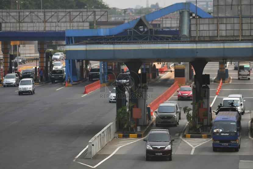 Kendaraan roda empat melintasi Gerbang Tol Cililitan, Jakarta,?Selasa (10/7). (Republika/Prayogi )