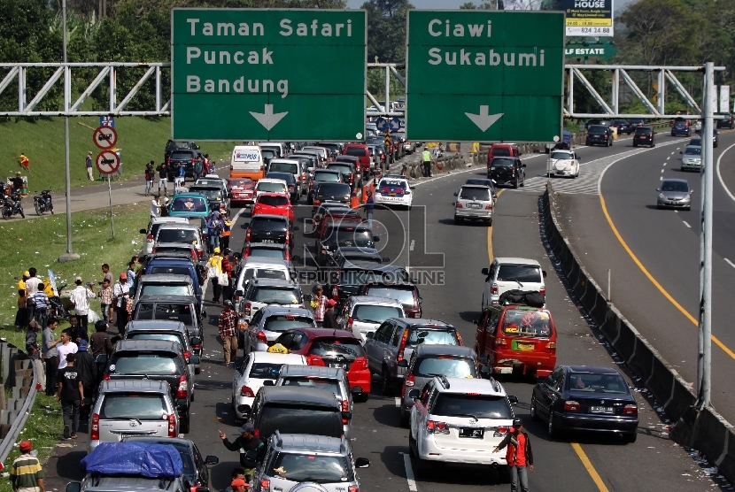 Kendaraan roda empat terjebak macet di jalur keluar pintu tol Jagorawi. Ilustrasi