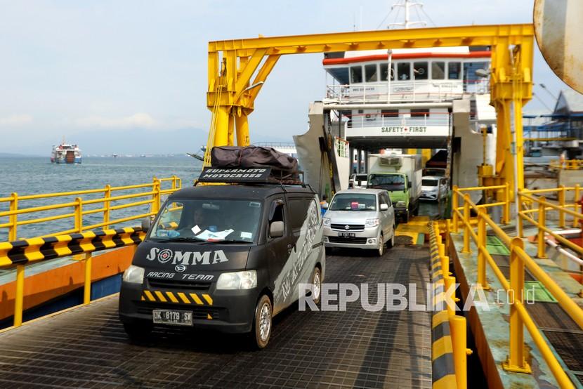 Kendaraan roda empat turun dari kapal di Pelabuhan Ketapang, Banyuwangi, Jawa Timur, Rabu (2/3/2022). Arus penumpang dari Pelabuhan Gilimanuk (Jembrana, Bali) menuju Pelabuhan Ketapang (Banyuwangi, Jawa Timur) terpantau ramai menjelang ditutupnya jalur penyeberangan pada Hari Raya Nyepi Tahun Baru Saka 1944. 