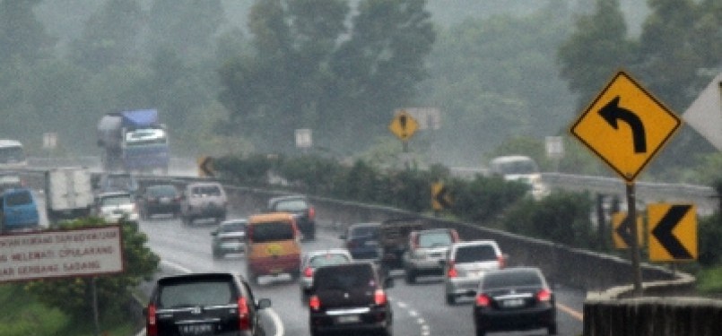 Kendaraan roda melintasi ruas jalan tol Jakarta-Cikampek, Purbaleunyi, Jawa Barat.