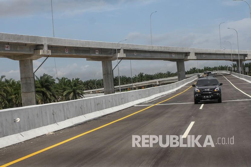Presiden Joko Widodo (Jokowi) meresmikan pengoperasian jalan tol Pekanbaru-Dumai melalui video conference di Istana Bogor, Jumat (25/9).