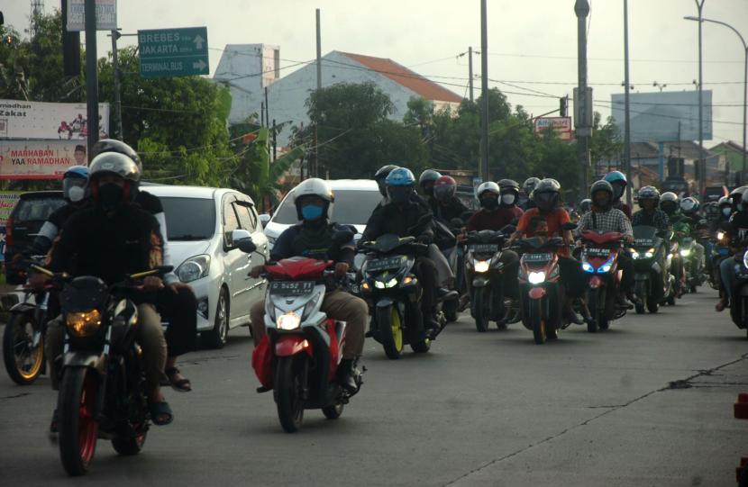 Kendaraan sepeda motor pemudik melintas di jalur Pantura, Tegal, Jawa Tengah, Sabtu (30/4/2022). Puncak arus mudik pada H-2 Lebaran kendaraan pemudik yang melintas di jalur Pantura masih terpantau ramai lancar.