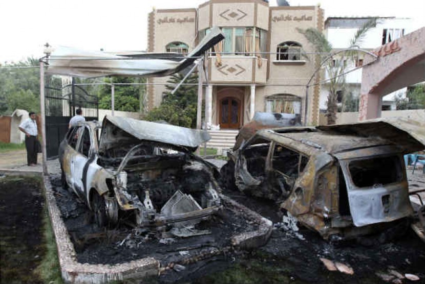  Kendaraan sipil yang rusak terbakar akibat serangan udara Israel di Gaza, Rabu (20/6). 