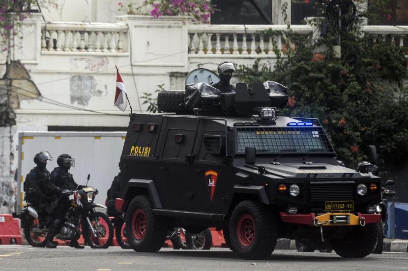 Kendaraan taktis saat berpatroli di kawasan Harmoni, Jakarta untuk mengantisipasi adanya massa aksi yang akan melakukan unjuk rasa terkait penolakan perpanjangan pemberlakuan pembatasan kegiatan masyarakat (PPKM).