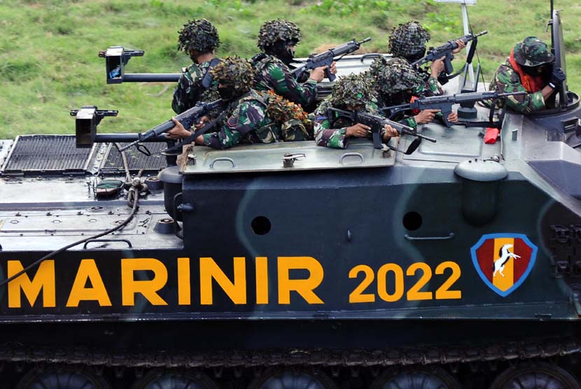 Kendaraan tempur Kapa K-61 milik Koprs Marinir TNI AL mengangkut prajurit saat akan menyergap musuh dalam latihan gabungan di Pantai Banongan, Asembagus, Situbondo, Jawa Timur, Rabu (4/6).