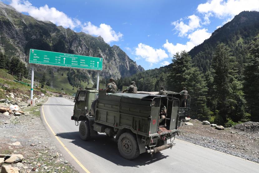 Kendaraan tentara India bergerak di sepanjang jalan raya menuju Ladakh, di Gagangeer sekitar 81 kilometer dari Srinagar, ibu kota musim panas Kashmir India, 07 September 2020 (dikeluarkan 10 September 2020). 