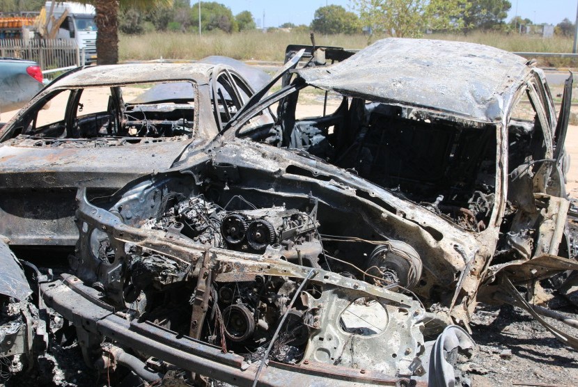 Kendaraan terbakar di distrik bagian selatan Abu Salim, Tripoli, Libya, awal pekan ini, lantaran konflik yang melibatkan dua pemerintahan di negara itu. 