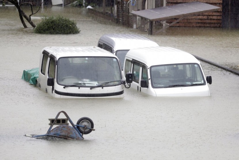 Kendaraan terendam banjir akibat Topan Hagibis di sebuah perumahan di Ise, Jepang, Sabtu (12/10).