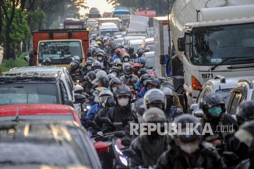 Kemacetan di kawasan Gedebage, Bandung, Jawa Barat. Dishub Kota Bandung mulai mengoperasikan pintu tol Gedebage untuk antisipasi macet.