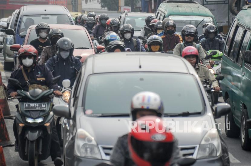Kendaraan terjebak kemacetan di Bandung, ilustrasi. Rencana pembangunan Flyover Kiaracondong-Buahbatu di Kota Bandung akan mulai memasuki tahap pembebasan lahan. 