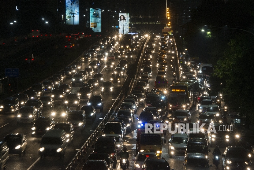 Kendaraan terjebak kemacetan di Jalan Gatot Subroto