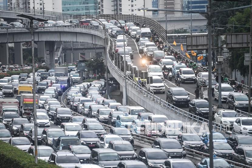 Kendaraan terjebak kemacetan di Jalan Gatot Subroto, Jakarta, Kamis (1/4/2021) sore. Libur akhir pekan jelang Paskah dimanfaatkan warga Ibukota untuk bepergian sehingga menyebabkan volume kendaraan di jalan tol meningkat. 