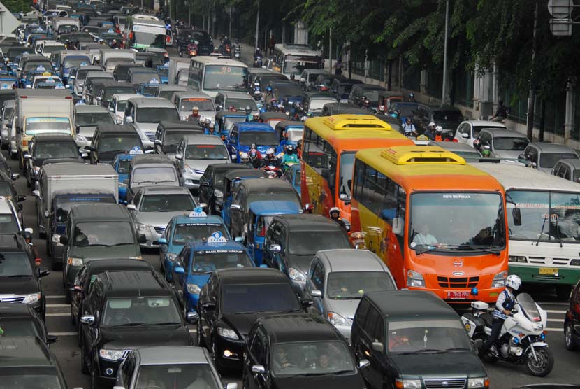 Kendaraan terjebak kemacetan di Jalan Medan Merdeka Timur, Jakarta Pusat, Jumat (2/5).