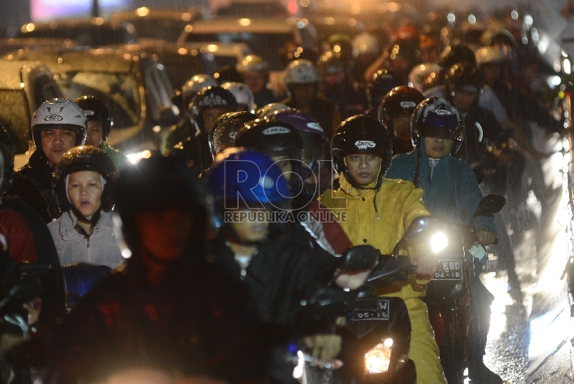 Kendaraan terjebak kemacetan di Jalan Tendean, Jakarta Selatan, Jumat (13/11).   (Republika/Raisan Al Farisi)