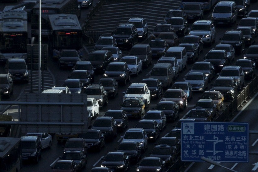 Kendaraan terjebak kemacetan di jalanan di Kota Beijing, beberapa waktu lalu. Penjualan kendaraan di Cina jatuh ke titik terendah pada Januari 2019.