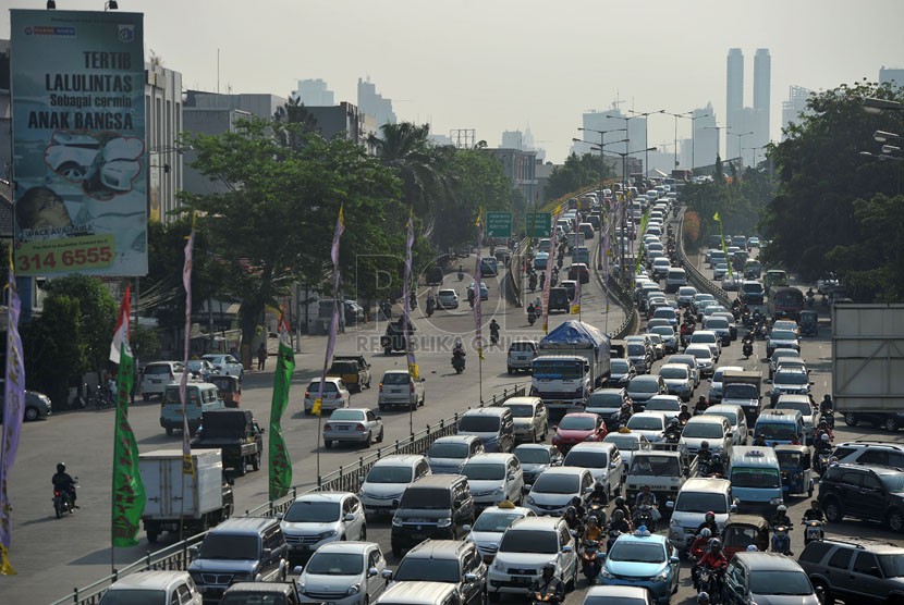 Kendaraan terjebak kemacetan di Jl. KH Abdullah Syafei, Jakarta Timur, Jumat (12/9).(Republika/Edwin Dwi Putranto)