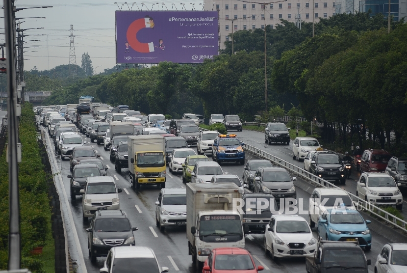  Kendaraan terjebak kemacetan di kawasan Cawang, Jakarta Timur (ilustrasi)