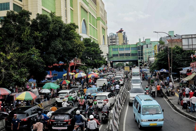 Kendaraan terjebak kemacetan di kawasan Pasar Tanah Abang, Jakarta.