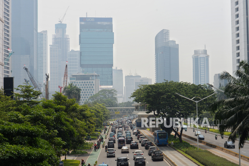 Kendaraan terjebak kemacetan di kawasan Sudirman, Jakarta. Legislator meminta Pemprov DKI Jakarta menetapkan tanggap darurat polusi udara.