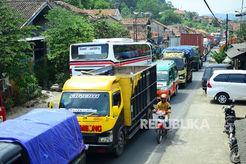 Kendaraan terjebak kemacetan di ruas Jalan Raya Padalarang-Purwakarta arah Bandung, Kecamatan Padalarang, Kabupaten Bandung Barat, Kamis (29/12).Mahmud Muhyidin