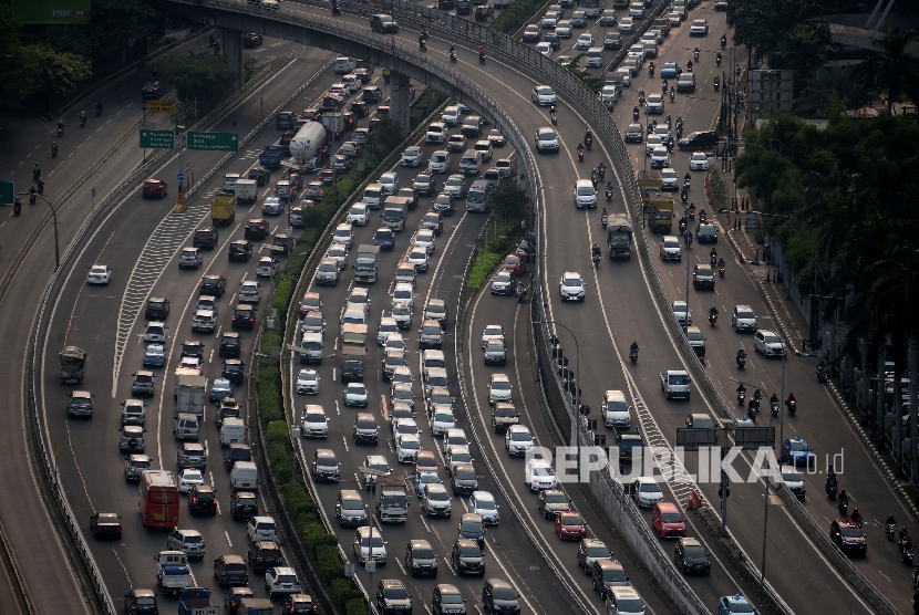 Kendaraan terjebak kemacetan di ruas Tol Dalam Kota, Jalan Gatot Subroto, Jakarta, Selasa (16/5).