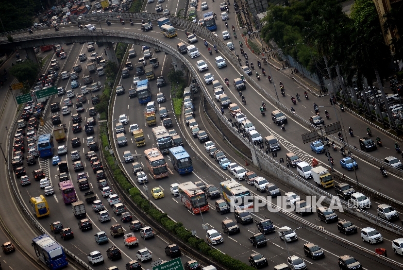 Kendaraan terjebak kemacetan di ruas tol dalam kota, Jalan Gatot Subroto, Jakarta. ilustrasi