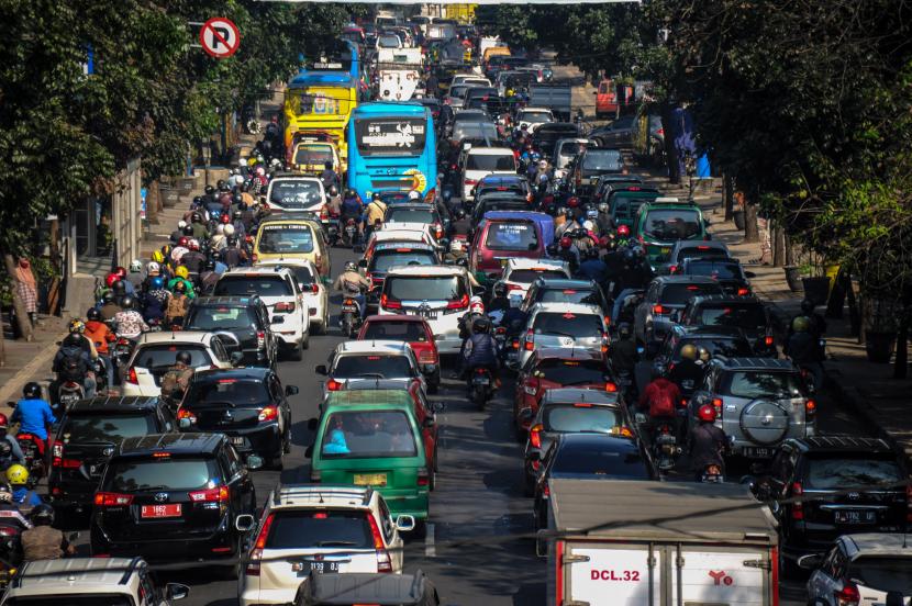 Kendaraan terjebak kemacetan di Terusan Jalan Jakarta, Bandung, Jawa Barat. 