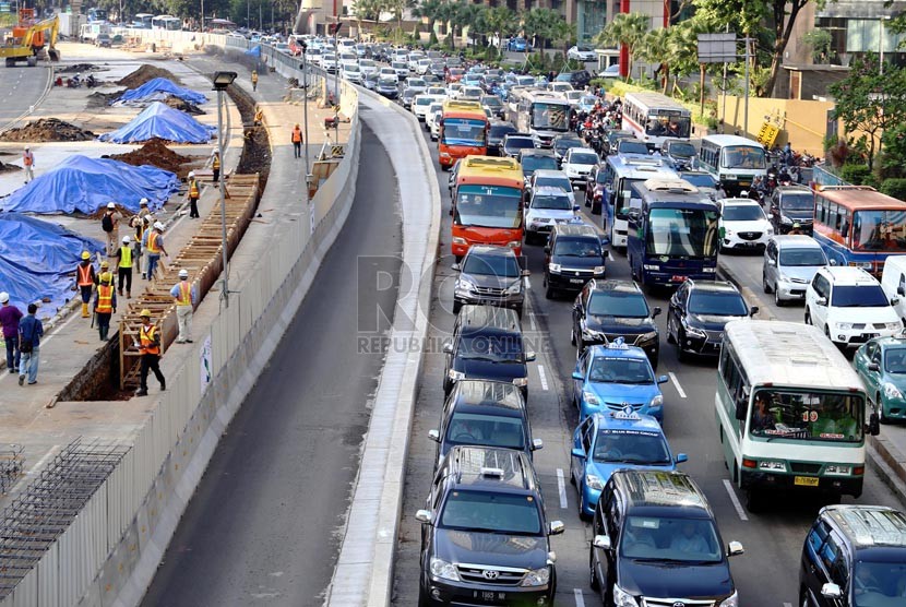 Kendaraan terjebak kemacetan panjang di Jalan Sudirman, Jakarta Pusat, Selasa (26/8). (Republika/ Yasin Habibi)