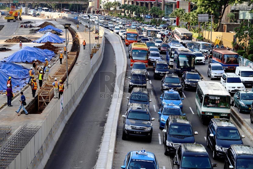 Kendaraan terjebak kemacetan panjang di Jalan Sudirman, Jakarta Pusat, Selasa (26/8). (Republika/ Yasin Habibi)