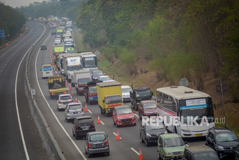 Arus lalin di KM 91 Tol Cipularang, Kabupaten Purwakarta, terpantau ramai lancar.