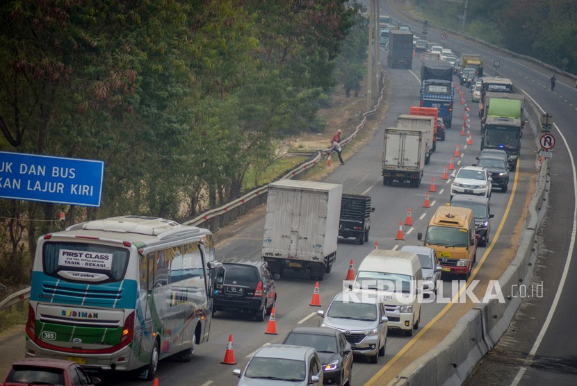Kendaraan terjebak kemacetan saat pemberlakuan Contra Flow di KM 91 Tol Cipularang, Kabupaten Purwakarta, Jawa Barat, Selasa (3/9/2019). 