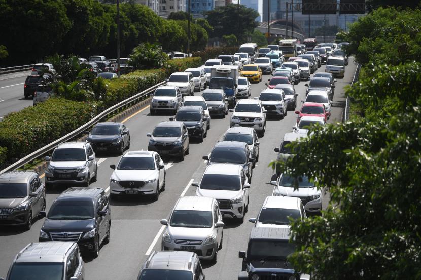 Kendaraan terjebak kemacetan saat penutupan Tol Dalam Kota Jakarta.