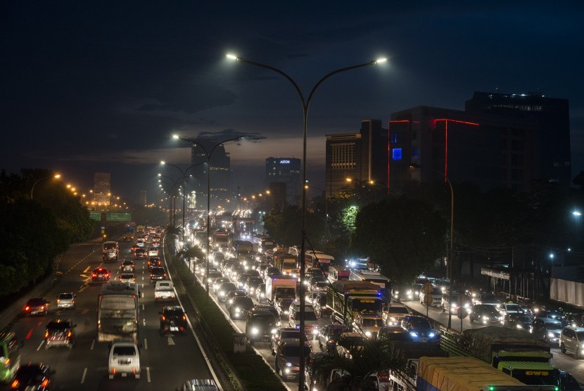 Kendaraan terjebak macet di jalan tol TB. Simatupang, Jakarta, Minggu (8/5).